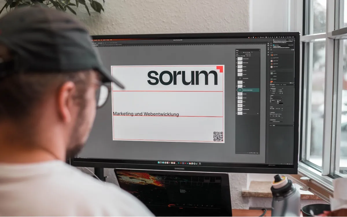 Designer von sorum am Bildschirm
