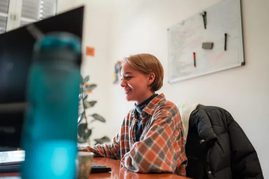 Mitarbeiterin von sorum am Schreibtisch im Büro