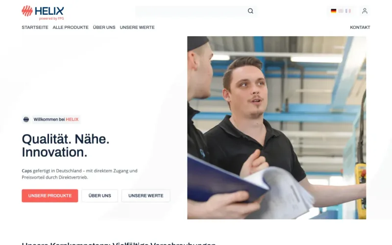 Startseite von HELIX by FPG mit einem Mitarbeiter in der Produktion. Website erstellt von sorum (Kunststofftechnik)