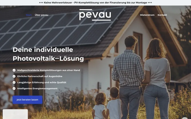 Startseite von pevau mit Familie vor einem Haus mit Solaranlage. Website erstellt von sorum (Photovoltaik)