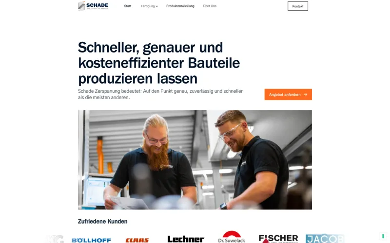 Startseite der Schade GmbH mit zwei Mitarbeitern in der Fertigung. Website erstellt von sorum (CNC-Fertigung)