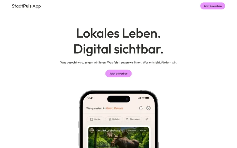 Startseite der StadtPuls App mit dem Satz „Lokales Leben. Digital sichtbar.“ und einem Smartphone. Website erstellt von sorum (Stadt-App für Kommunen)