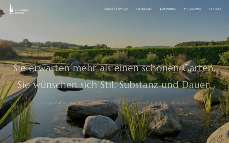Startseite von StilGärten Schade mit einem gestalteten Naturteich. Website erstellt von sorum (Gartengestaltung)